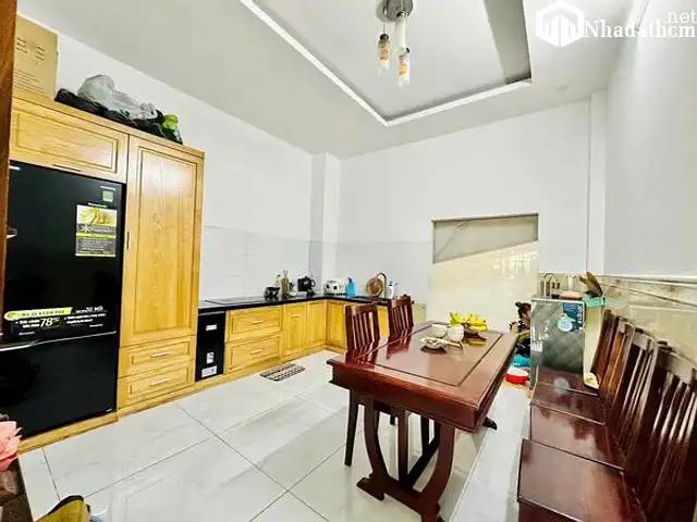 Nhà xe hơi đậu trước cửa, 3 lầu, giá 4.85 tỷ, Quận 12