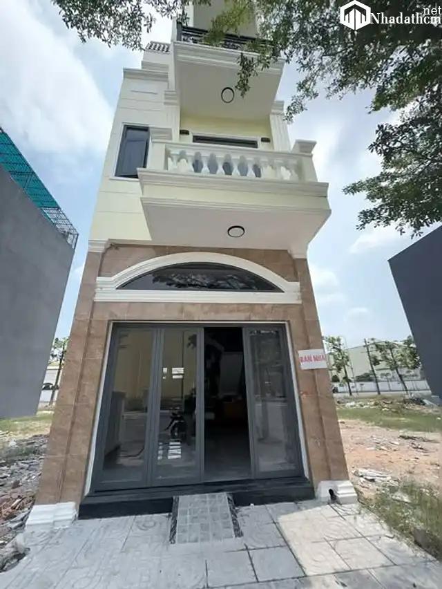 Bán nhà 1 trệt 2 lầu KDT Icon Central, p.Dĩ An