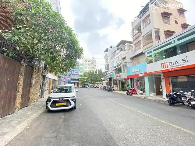 Nhà mặt tiền rộng rãi, trung tâm Quận 10, giá 15 triệu