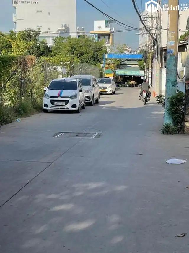 Nhà mới ở ngay –  DT (5.2 x 12) x 3 tầng - 4PN, 5 toilet, ban công,  giếng trời