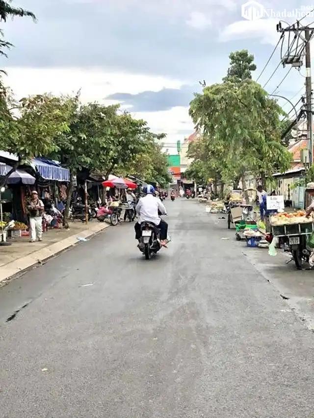 Nhà mặt tiền, ngang rộng 10m, vị trí kinh doanh tốt, Giá 9.4 tỷ, Hóc Môn