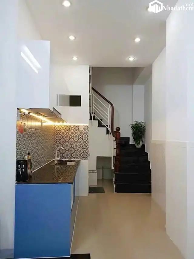 Nhà có sẵn các nội thất: tủ kệ bếp, máy hút mùi, tại Quận 3, giá 12 triệu