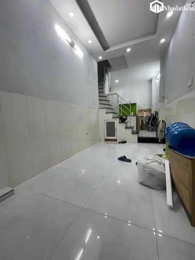 Chính chủ cho thuê nhà trung tâl Quận 5, giá 11 triệu, 2 lầu, 3wc, 2pn