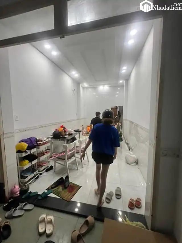Nhà mặt tiền, 2 lầu, 3pn, 4wc, đường Kênh Tân Hoá, giá 16 triệu