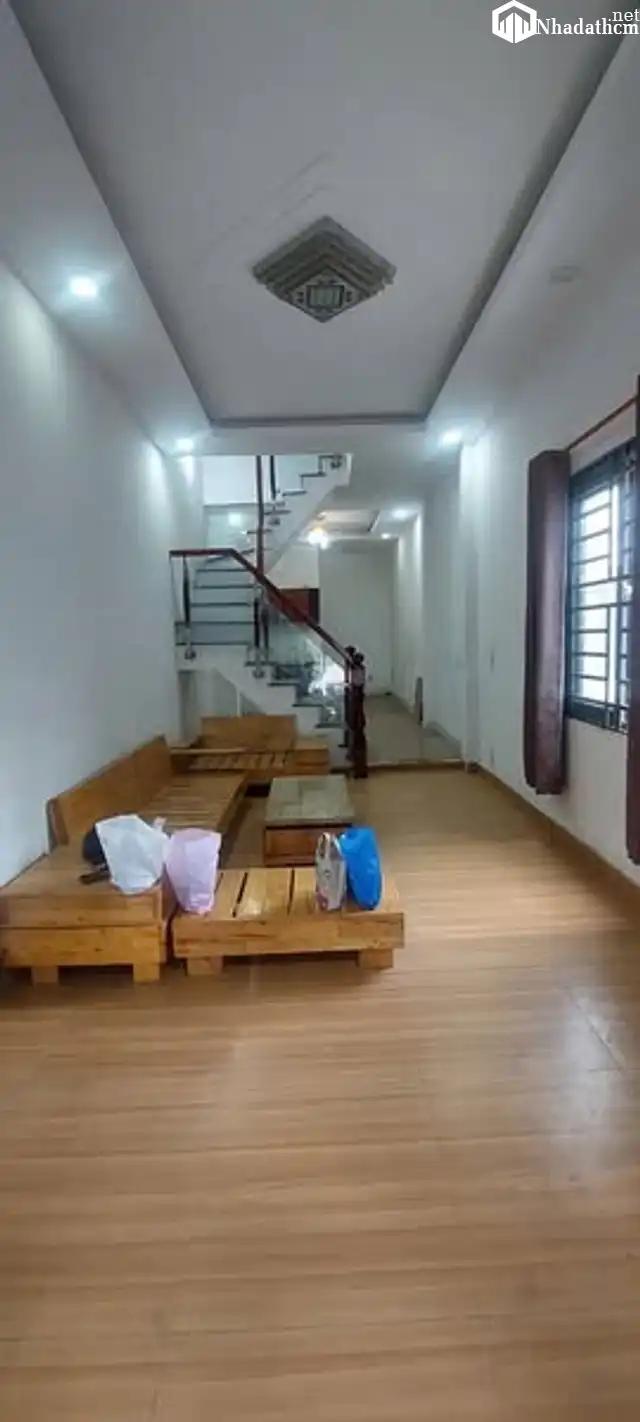 Nhà hẻm ô tô, 2 lầu, 4pn, 3wc, gần ngã tư ga, Quận 12, giá 8 triệu