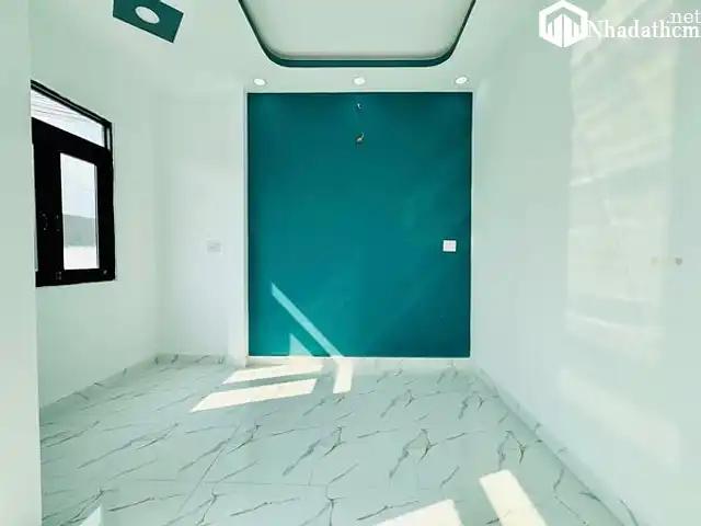Căn nhà nhỏ xinh, diện tích 50m², gồm 1 trệt, 1 lầu, sổ đỏ chính chủ, sang tên dễ dàng. Giá bán 495 triệu