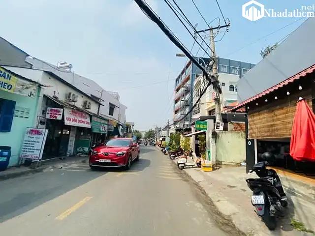 Nhà cấp 4 còn rất mới, gồm 2 phòng ngủ, 1 WC, phòng khách, bếp, có chỗ để xe hơi