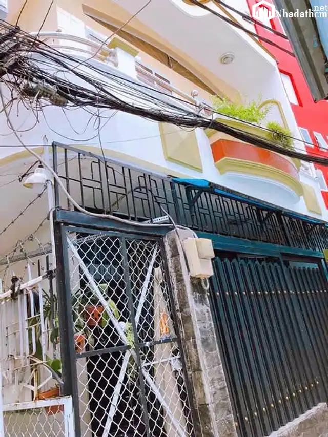 Bán nhà lô gốc 2 mặt tiền hẻm, giá 3.85 tỷ, trung tâm Quận 4