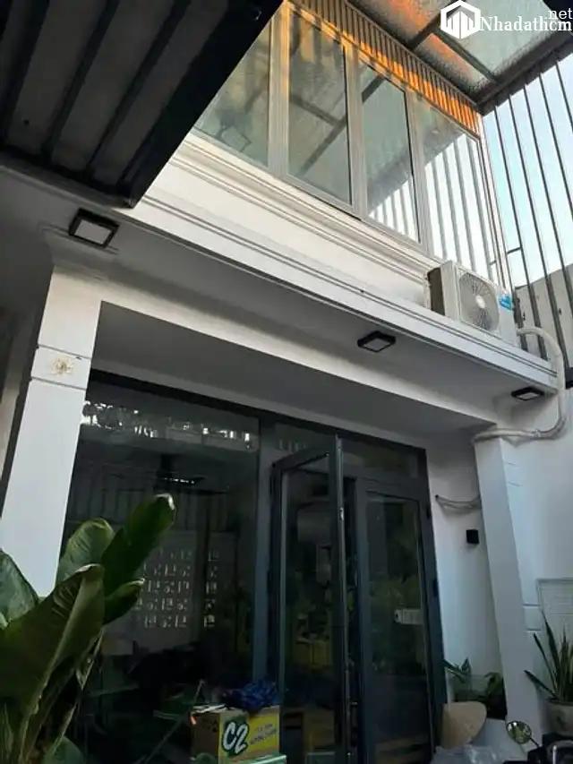 Nhà hẻm xe hơi, 100m2, 2 tàng, giá hấp dẫn, gần chợ, trường học