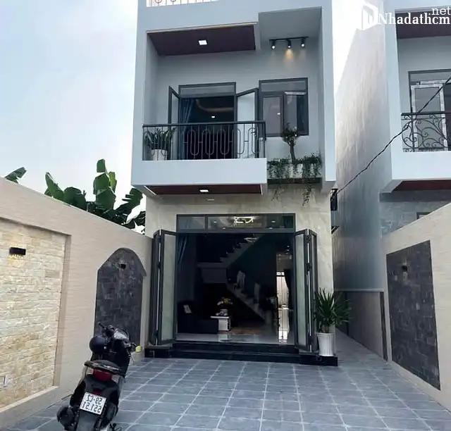 Nhà SHR, 120m2, 1 lầu, 3pn, 2wc, giá 820 triệu, gần chợ Bình Chánh